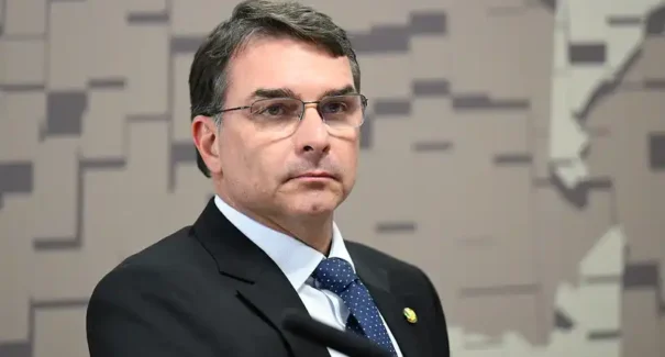 Flávio Bolsonaro critica posição do governo sobre ataques ao Irã