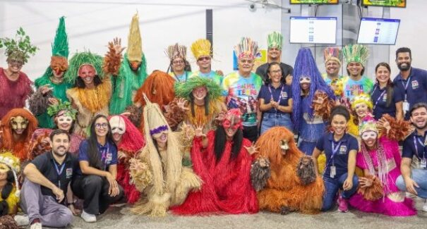 Turistas são recebidos com festa e tradição no Aeroporto de São Luís durante o Carnaval