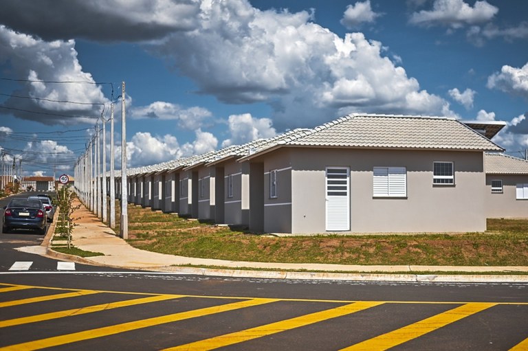Ruas pavimentadas, redes de água, esgoto, drenagem, energia elétrica e iluminação pública: conjuntos habitacionais com infraestrutura adequada (Foto: Zack Stencil/MCID)