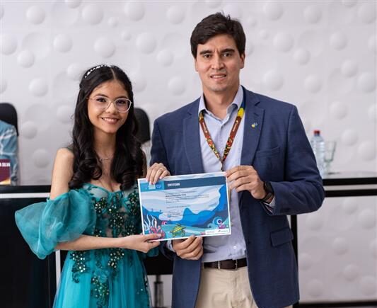 Ana Luiza, vencedora estadual e 2º lugar nacional do concurso em 2025, com o superintendente dos Correios no Maranhão, Thiago Serra.  (Divulgação)
