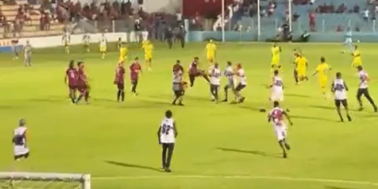 A partida foi suspensa após uma invasão da torcida no gramado (Foto: Reprodução)