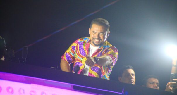 Xand Avião, Mari Fernandez e Dennis DJ arrastam multidão no 4º dia de Carnaval na Litorânea