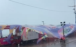 Com a força do vento, uma tenda acabou sendo levada, gerando apreensão no local (Foto: Redes Sociais)