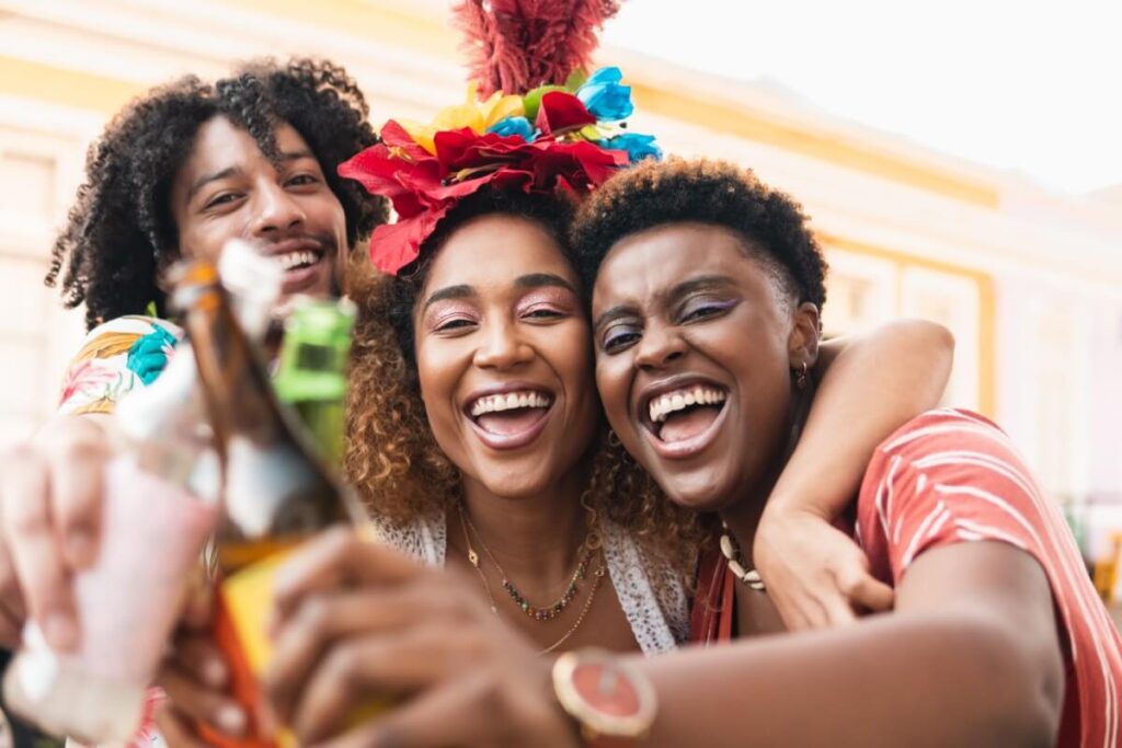 A mistura altera a percepção de limites do corpo e pode levar ao consumo maior de álcool sem que a pessoa perceba os efeitos imediatos (Imagem: Vergani Fotografia | Shutterstock)
