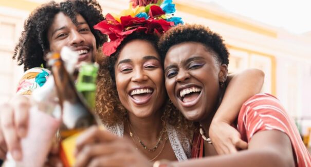 Álcool e energético no Carnaval: entenda os riscos da combinação