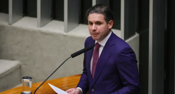 Motta promete avançar sobre escala 6×1 e trabalho por aplicativos