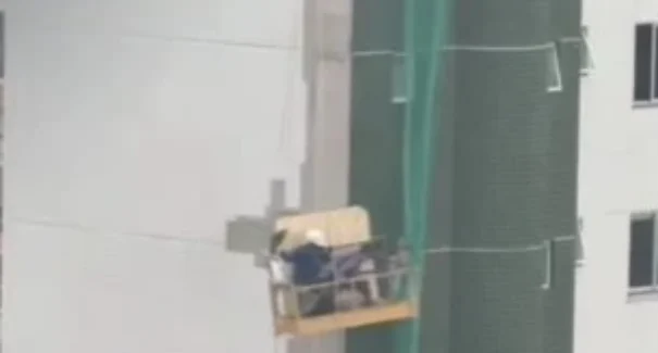 VÍDEO: Ventania deixa trabalhadores pendurados durante obra em Imperatriz