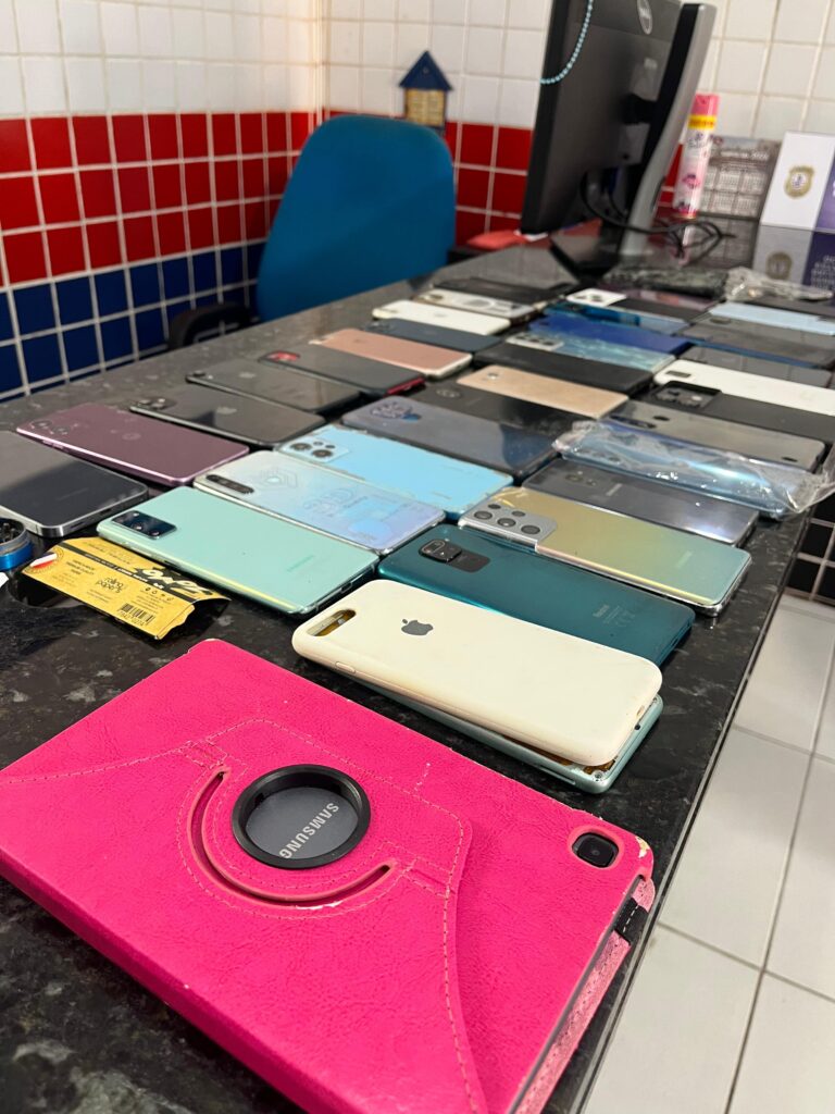Os celulares estavam no quarto de um casarão, embaixo de uma cama (Foto: Divulgação/Guarda Municipal de São Luís)