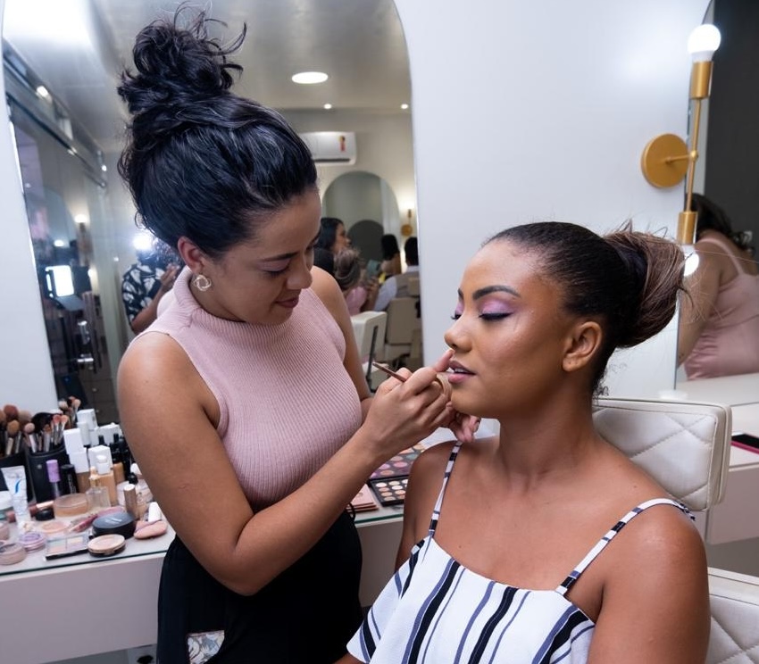 A maquiadora Suanny Gomes realiza atendimento durante a preparação de cliente para o Carnaval (Foto: Sebrae/Divulgação)
