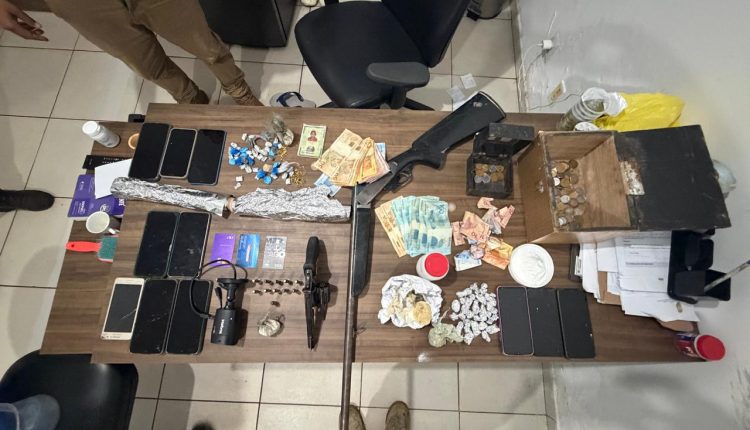 Durante a ação policial, foram apreendidas armas de fogo, aparelhos celulares, dinheiro em espécie e quantidades expressivas de entorpecentes (Foto: Divulgação/PC-MA)