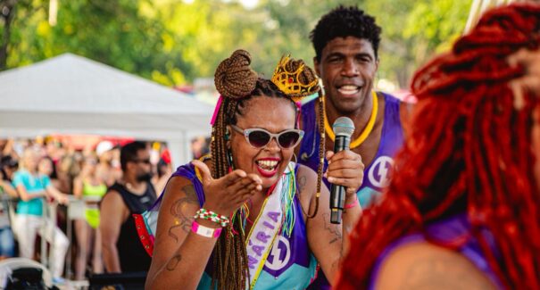 Cantora maranhense Bia Mar arrasta 30 mil foliões no Carnaval do Rio de Janeiro