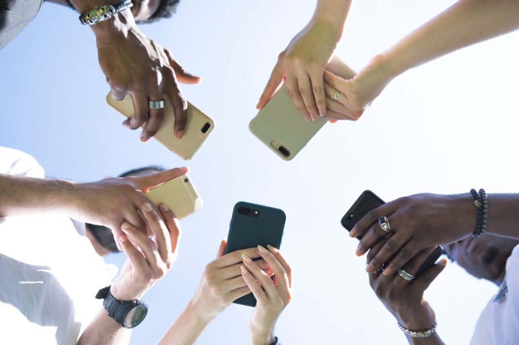 Proposta que proíbe bloqueio remoto de celulares financiados em caso de inadimplência acende alerta em especialistas em tecnologia financeira, varejo e mercado de crédito (Foto: Freepik)