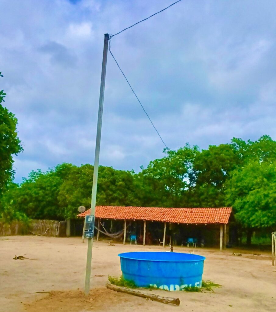 Equipes da Equatorial Maranhão executam obras de expansão da rede elétrica na Região Central, dentro das ações do programa Luz Para Todos.