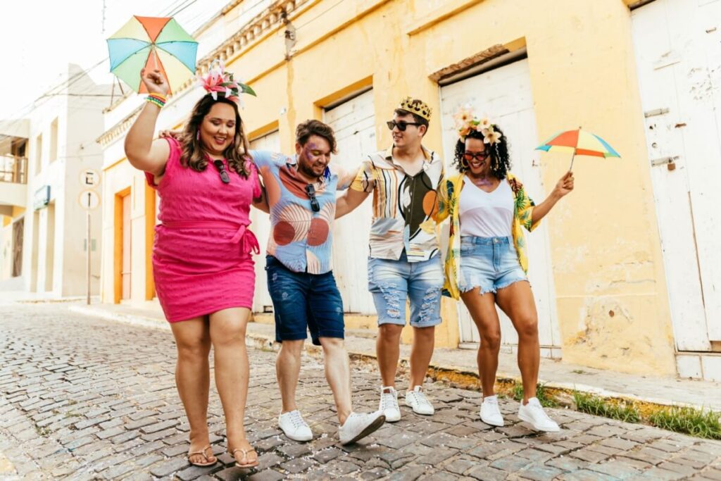 Cuidados simples com a saúde no Carnaval fazem toda a diferença e ajudam a evitar imprevistos (Imagem: Kleber Cordeiro | Shutterstock)
