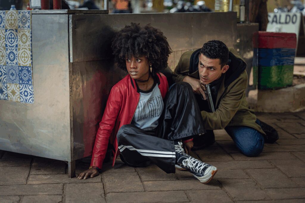 Em “Salve Geral: Irmandade”, Cristina enfrenta o submundo do crime para resgatar a sobrinha e impedir que São Paulo mergulhe no caos (Imagem: Reprodução digital | Netflix e O2 Filmes)
