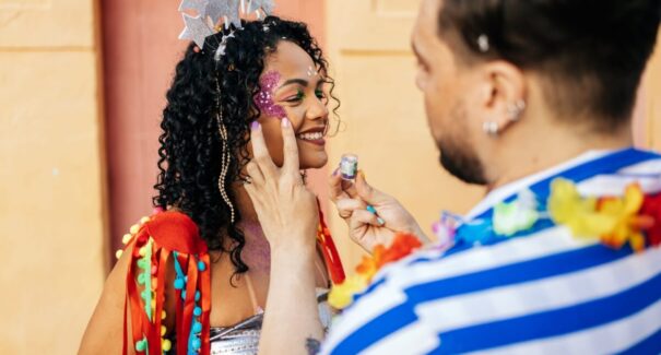 Glitter faz mal para a pele? Saiba quais cuidados adotar ao usar brilho no Carnaval