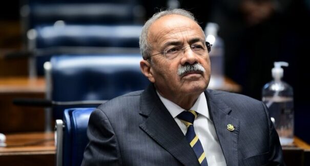 Dino arquiva parte de investigações contra senador flagrado com dinheiro na cueca
