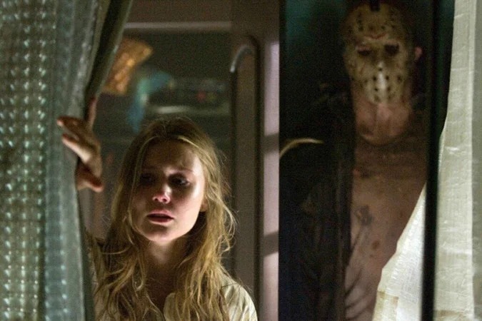 Jason Voorhees, com sua icônica máscara de hóquei, tornou-se um dos maiores símbolos do terror e da Sexta-feira 13 no cinema (Foto: Reprodução)
