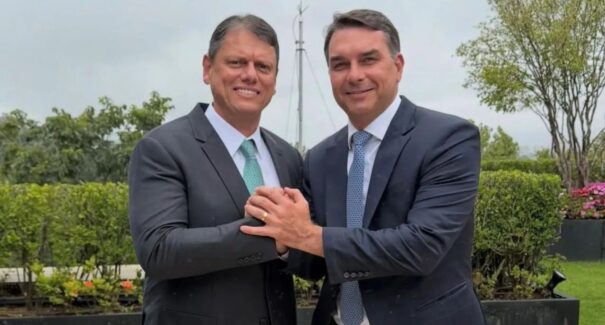 Ao lado de Flávio Bolsonaro, Tarcísio de Freitas diz que farão “história juntos”