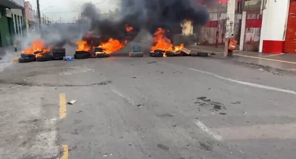 Portões fechados no Mercado Central provocam protesto de comerciantes