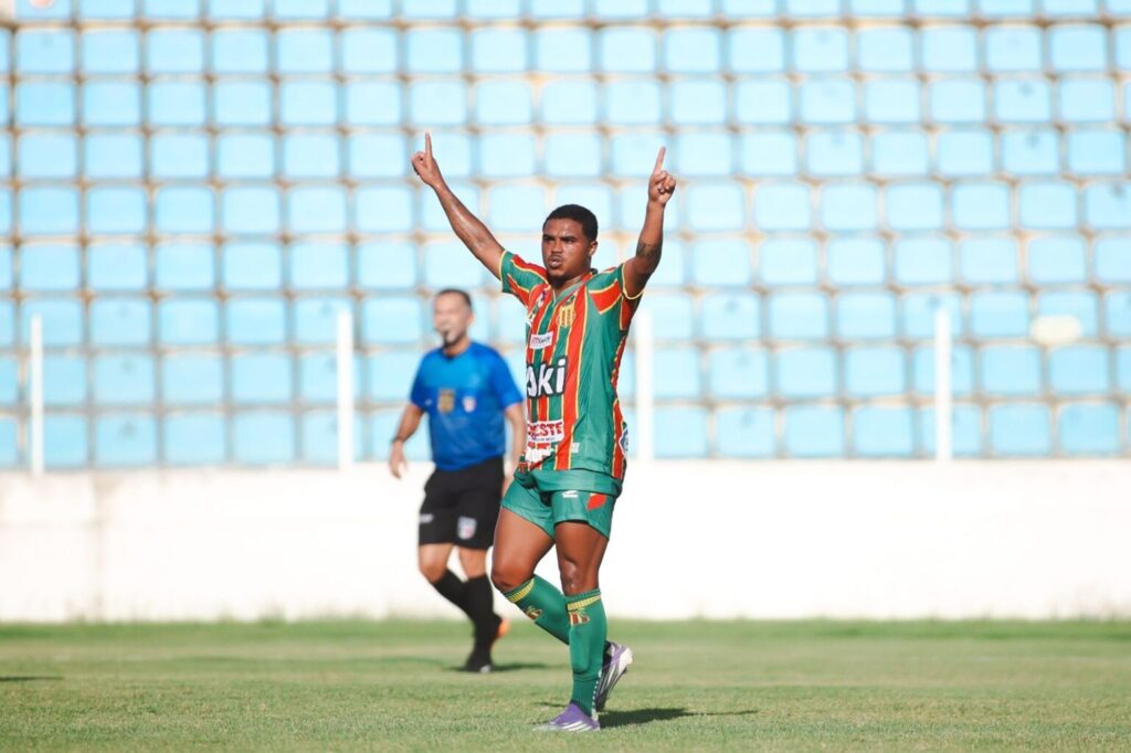 Moto Club faz gol no fim e coloca o rival Sampaio Corrêa na semifinal