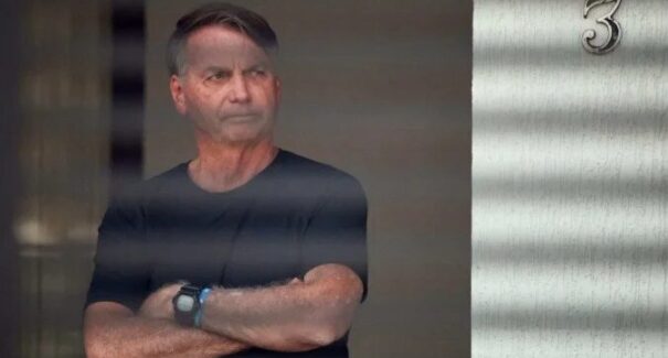 Bolsonaro passa mal na Papudinha, diz Carlos