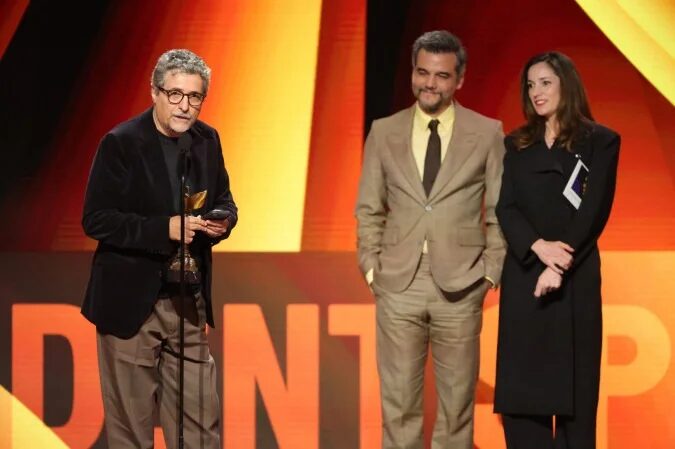 Kleber Mendonça Filho, Wagner Moura e Emilie Lesclaux receberam o prêmio de Melhor Filme Internacional na cerimônia, que ocorreu nos Estados Unidos - (crédito: Kevin Winter/Getty Images via AFP )
