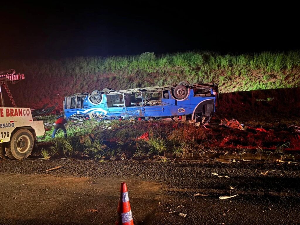 Ao todo 45 cinco pessoas ficaram feridas. a identidade dos seis mortos não foi divulgada.  (DIvulgação/PRF)