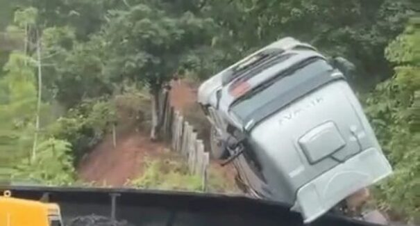 Carreta tomba e trava trânsito na BR-222 em Santa Luzia