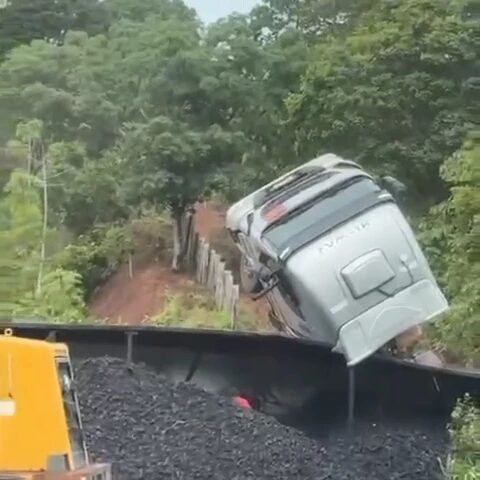 Carvaão na pista. (reprodução)