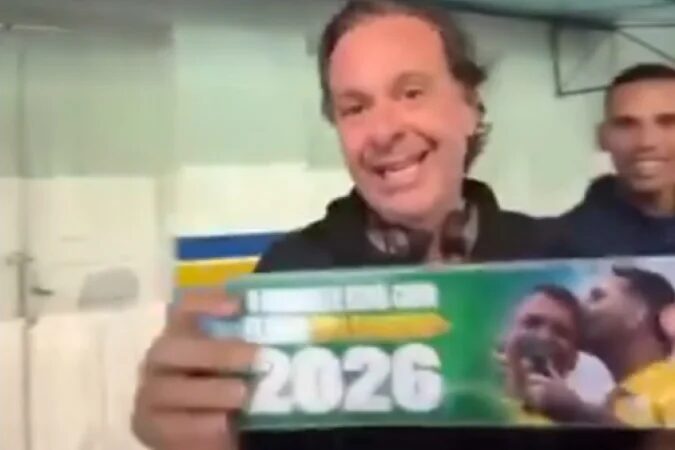 Lindbergh afirma que a ação pede a concessão de liminar para retirada imediata de conteúdo divulgado nas redes sociais, na qual Gilson aparece afixando adesivos com a frase 