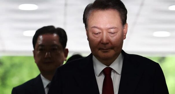 Ex-presidente sul-coreano é condenado à prisão perpétua por tentativa de golpe
