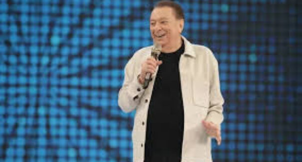 Raul Gil anuncia retorno com programa dominical