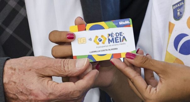 Pé-de-Meia reduz evasão escolar em 43% no ensino médio, aponta MEC