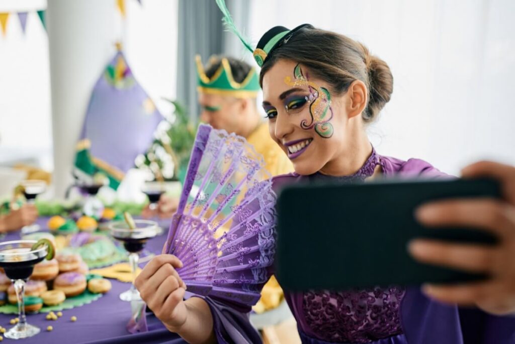 Postagens feitas durante o Carnaval podem impactar oportunidades profissionais (Imagem: Drazen Zigic | Shutterstock)
