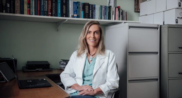 Conheça a brasileira por trás da pesquisa que pode devolver movimentos a pacientes com paralisia