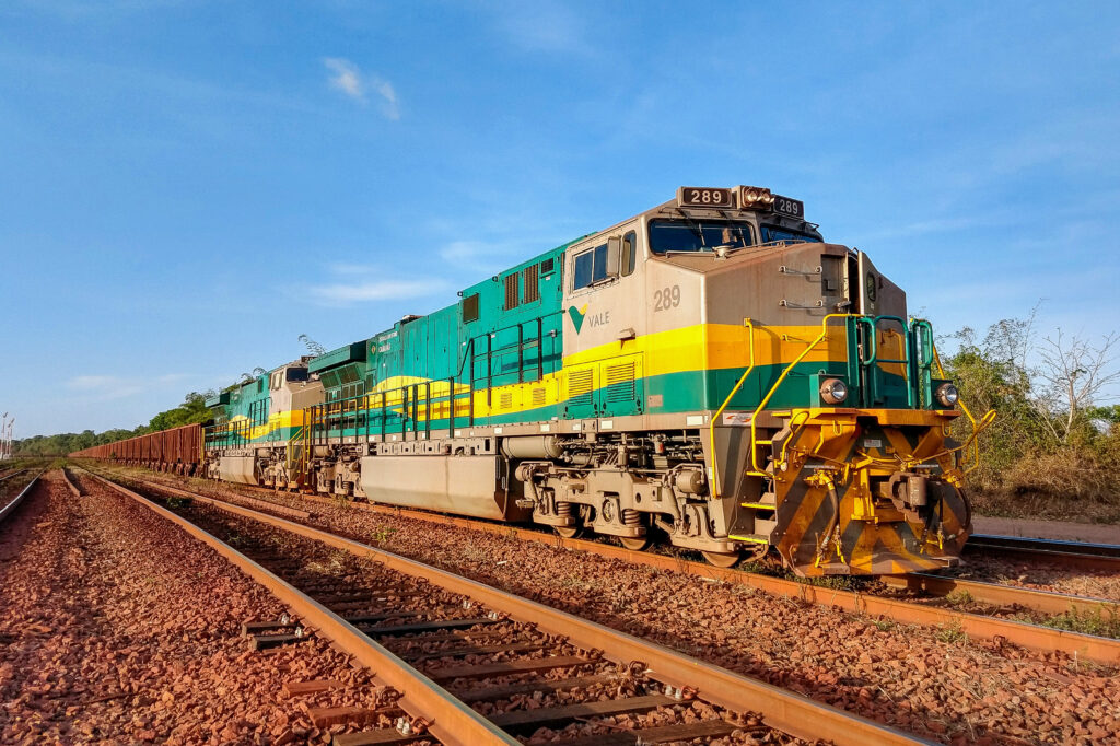 Vale e Wabtec assinaram em 2025 um acordo pioneiro para testar uso de etanol em locomotivas. Foto locomotiva Wabtec na EFVM (Foto: Cristiano Oliveira)