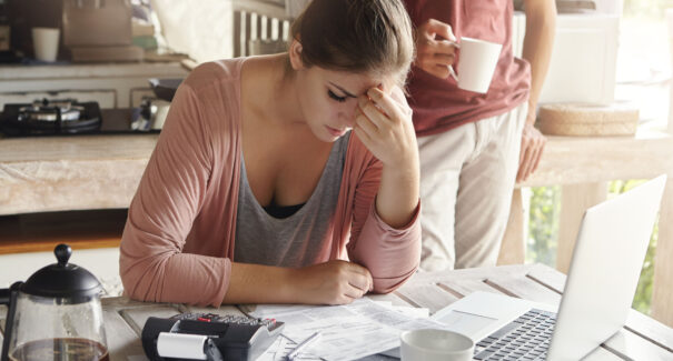 Falta de estabilidade financeira no relacionamento pode acelerar envelhecimento feminino, aponta pesquisa