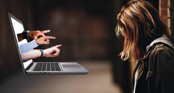 Comissão do Senado aprova endurecimento de penas para violência digital contra a mulher
