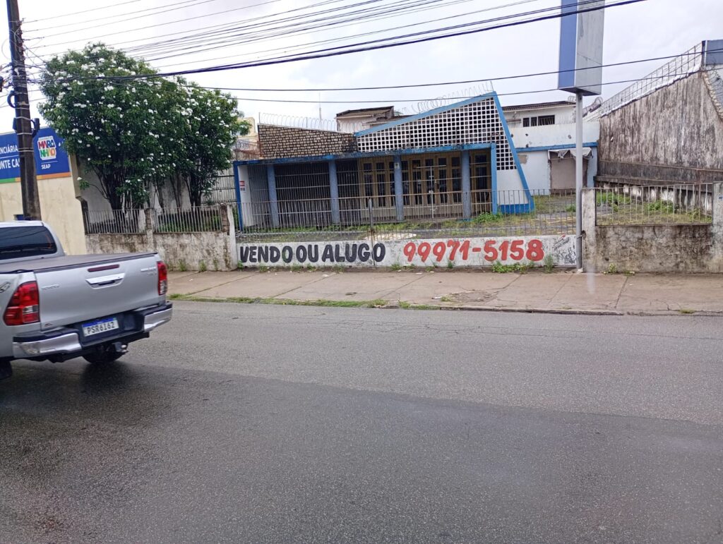São muitas as casas que estão à venda por muito tempo sem que apareçam interessados e outras, simplesmente abandonadas, dando ao Monte Castelo um aspecto de “Bairro Fantasma” (Foto: Reprodução)