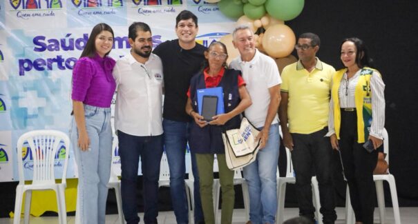 Viana recebe tablets para agentes comunitários e óculos de grau para moradores