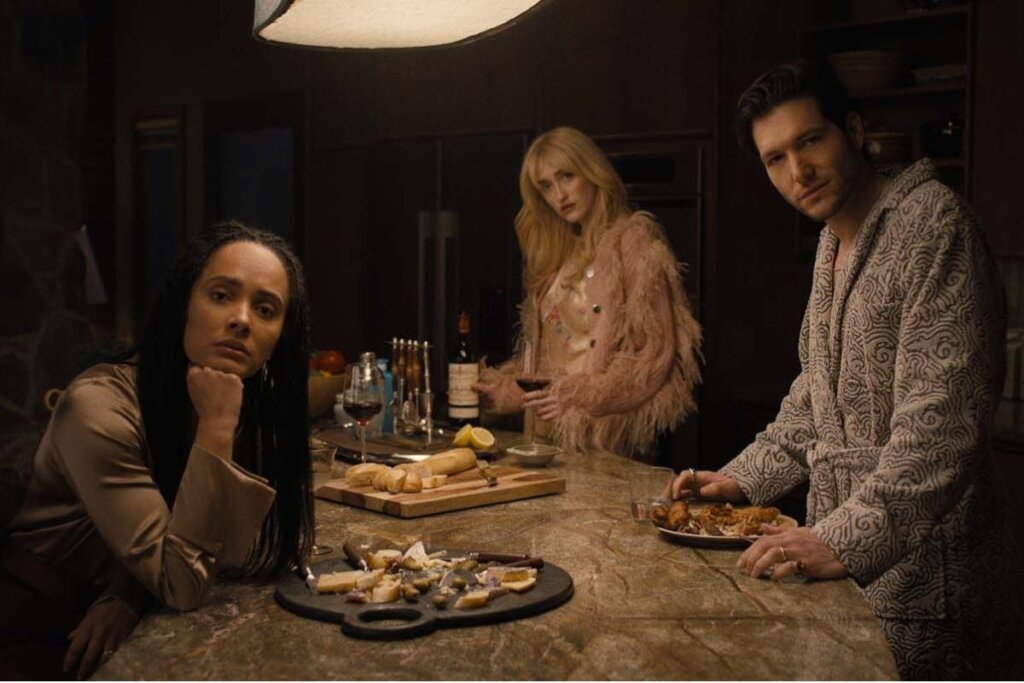 Em “Algo Horrível Vai Acontecer”, a semana antes do casamento de Rachel e Nicky se transforma em terror psicológico, com eventos que desafiam amor e sanidade (Imagem: Reprodução digital | Netflix)
