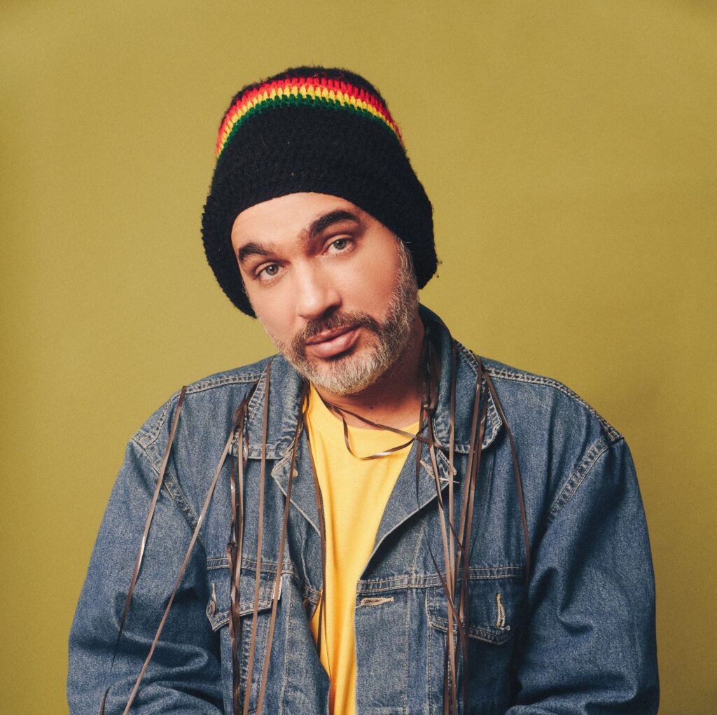 O artista e produtor maranhense Adnon apresenta o show “Inna Brazilian Jamaica”, que mistura reggae contemporâneo, beats eletrônicos e influências do Tambor de Crioula. (Divulgação)