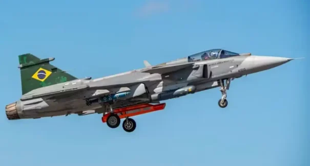 Brasil entrega primeiro caça F-39E Gripen fabricado em solo nacional com presença de Lula