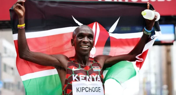 Bicampeão olímpico Eliud Kipchoge confirma participação em maratona no Brasil