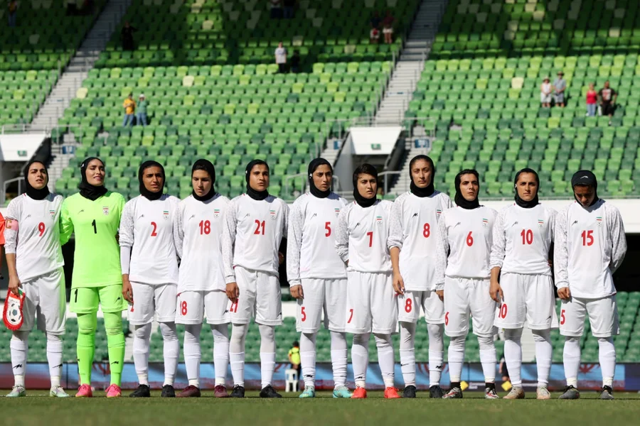 Seleção feminina do Irã inicia retorno ao país após desistência de asilo na Austrália