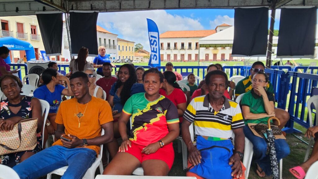 Nesta quinta-feira, 25, pessoas da comunidade quilombola de Samucangaua foram algumas das dezenas de alcantarenses beneficiadas com os atendimentos no SESI Itinerante (Foto: Divulgação)