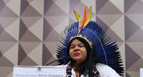 Maranhense Sônia Guajajara deixa ministério para disputar reeleição à Câmara por SP