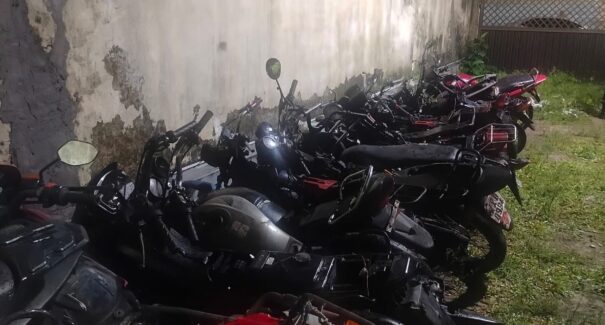 PM rastreia moto roubada e fecha desmanche clandestino com mais de 20 motos no Anil