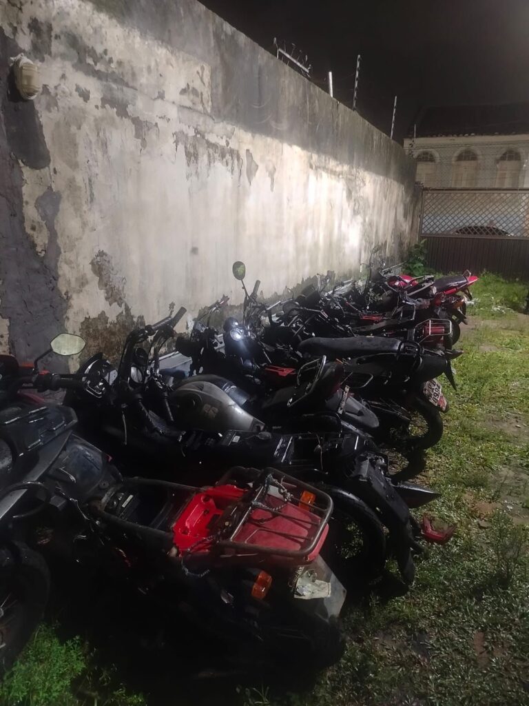 PM rastreia moto roubada e fecha desmanche clandestino com mais de 20 motos no Anil